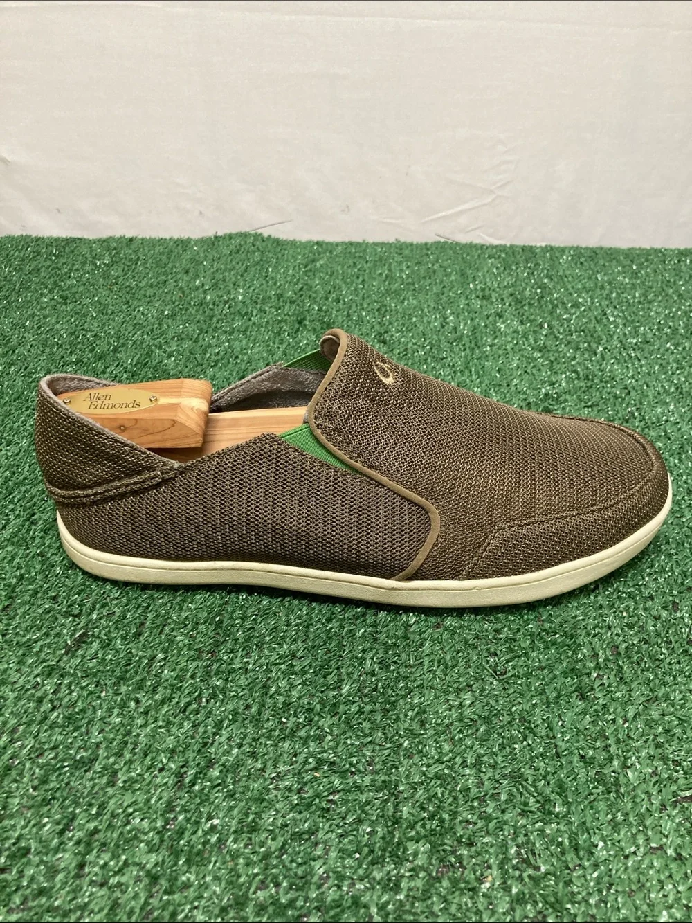 Olukai Men’s Brown Slip-On Loafers with White Sole sz 9 (OKPM09-26)